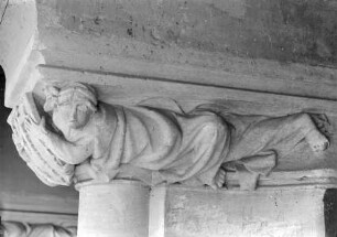 3. Ligende Konsolfigur in Form einer Frau mit Wappen, von rechts