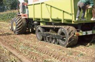Fotografie: Traktor, Antriebs- und Anbausystem, Fahrwerk, Reifen, Terrareifen, Gummiraupenlaufwerk