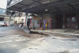 Dresden-Altstadt. Hauptbahnhof. Empfangsgebäude. Aufräumarbeiten am Haupteingang