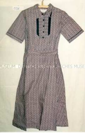 Kleid (mit Gürtel)