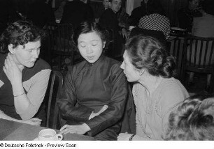 Frauen aus der Sowjetunion und der DDR sowie anderen Ländern beim Kaffeetrinken