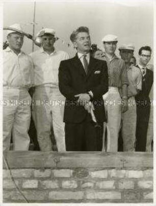 Herbert von Karajan bei der Grundsteinlegung der Berliner Philharmonie