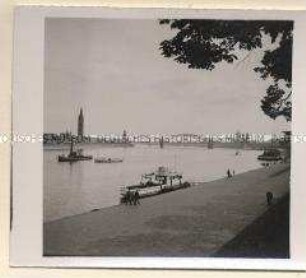 Köln, Rhein mit Ausstellungsgebäude und Hohenzollernbrücke