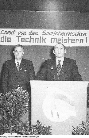 Zwickau, Pressefahrt, Schnelldreher im Werk "Krasny Exkavator", u.a., 1951