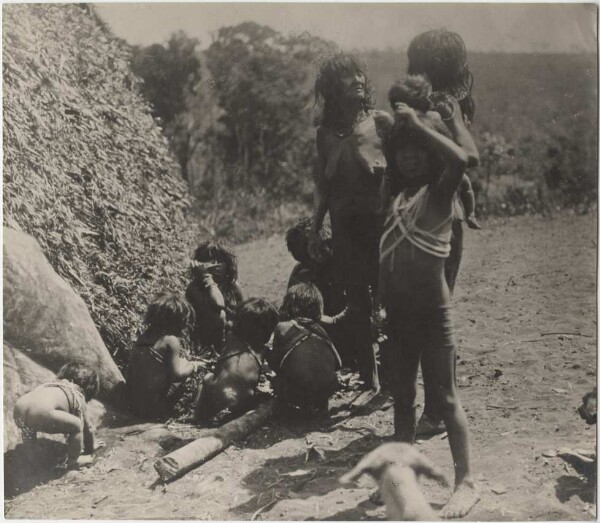 Group from the Paressi Kabishi in Uazirimi in the headwaters of the Jauru