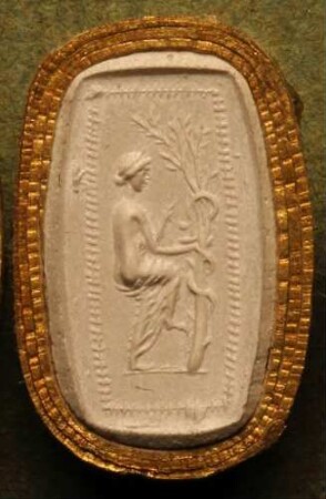 Hygieia speist die Schlange (Daktyliothek, Erstes Mythologisches Tausend)