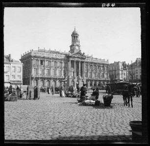 Cambrai (Dep. Nord, Frankreich): Rathaus, im Vordergrund Marktplatz mit Publikum