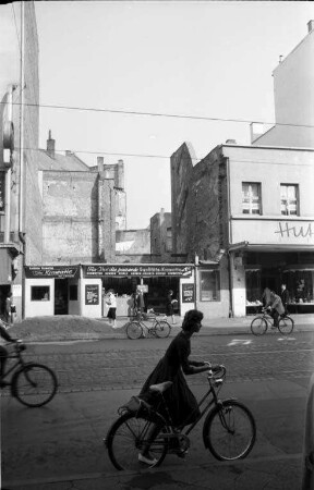 Ungeschlossene Baulücken auf der Kaiserstraße und provisorische Wiederaufbaumaßnahmen.