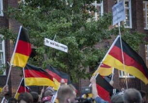 10.000 Menschen haben heute in Hamburg gegen Fremdenhass und rechte Hetze demonstriert. Anlass war die Kundgebung eines "Merkel muss weg"-Bündnisses am Gänsemarkt mit unter 200 Teilnehmern. Anmelder der Rechten war Kiezgröße Thomas "Togger" Gardlo, früherer Leibwächter von Ronald Schill und Trainer der "Identitären Bewegung". Rechte Drohung auf einem Schild: 'Ihr seid bald weniger'