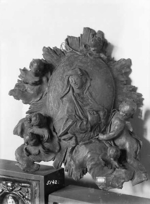 Medaillon mit Madonnenrelief und Engeln