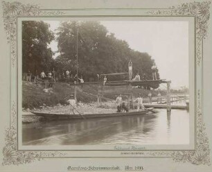 Garnisons-Schwimmanstalt Ulm, 1899, Gelände des Schwimmbades an der Donau mit Badegästen, auf einem Kahn Ernst Hausser (geb. 1870), Leutnant, im Hintergrund (links) Soldaten