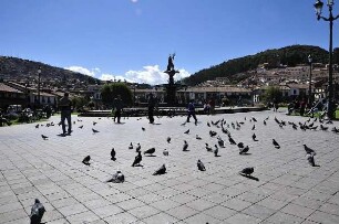 Cusco - Tauben auf der Plaza de Armas : Tauben auf der Plaza de Armas vor dem Monumentalbrunnen mit der Figur eines Inka-Königs. Aufgenommen in Cusco am 1. September 2011