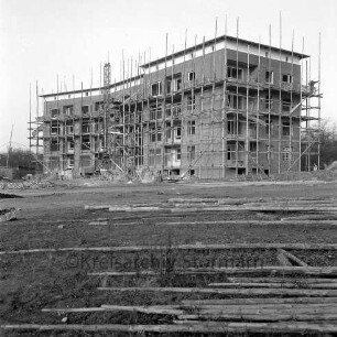 Wolfgang-Sonder-Weg: im Bau befindliches Wohngebäude: Blick von Süden