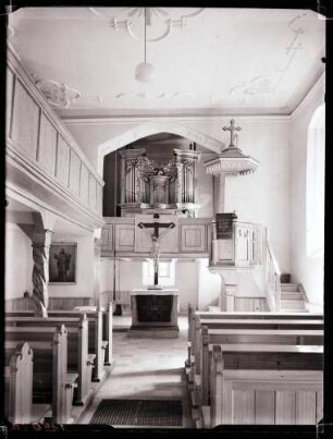 evangelische Pfarrkirche innen zum Altar und Orgel
