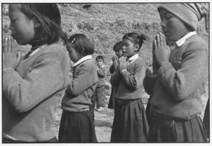 Sikkim. Kinder beim Gebet in Uniform