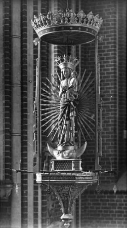 Bad Doberan, Ev. Münster, Klosterkirche, Zisterzienserkirche, sog. Marienleuchte mit Madonna, im Chor hängender Baldachin aus Holz mit Leuchtern, Madonna (Anfang 14. Jh.) ist eine der frühesten Standmadonnen Deutschlands