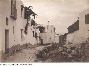 Gasse mit ausgehobenem Graben