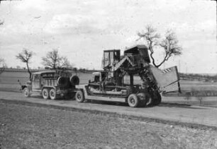 Drängrabenbagger B 740 beim Umsetzen mittels Tieflader und Tatra-Zugmaschine