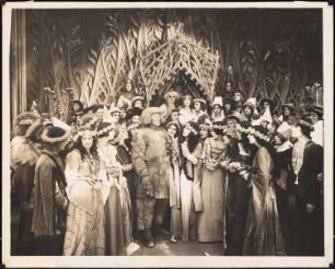 Filmarchitektur: Der Golem: Innenräume, Rosenfest