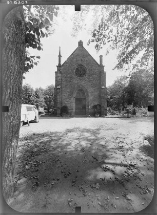 Bernburg (Saale), Parkstraße. Friedhof. Kapelle (nach 1868). Ansicht von Westen mit Portal