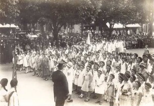 Schülerinnen des Lyzeums auf dem Marktplatz, Aufstellung. Detmold, Marktplatz. Festveranstaltung anläßlich des 100-jährigen Bestehen des Lyzeums am 28.Mai 1930. aus der Akte D 106 Detmold Nr. 2912