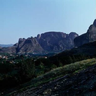 Metéora. Das Dorf Kastraki vor den Sandsteinschründen