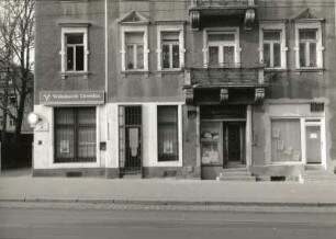Dresden-Löbtau. Wohnhaus mit Läden (Volksbank Dresden), Kesselsdorfer Straße 58, um 1900. Ladenfront und Fenster (1.OG)