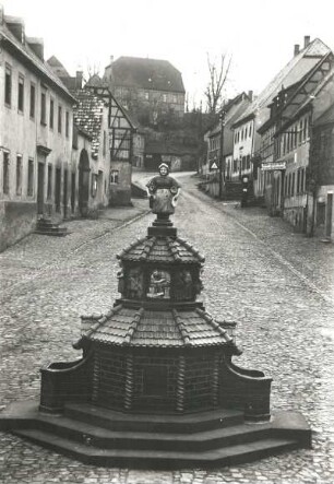 Marktbrunnen in Kohren : Feuerriegel, Kurt. Töpferbrunnen Reliefszenen aus dem Töpferleben. Keramik, Quarzporphyr. 1928. Kohren-Sahlis Markt