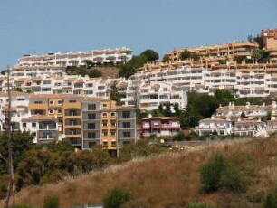 mit Ferienwohnungen zubetonierte Landschaft bei Marbella, Andalusien, Spanien