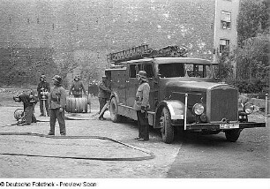 Aufnahmen der Feuerwehr Berlin bei Rettungsübungen : Feuerwehrleute mit Löschfahrzeug