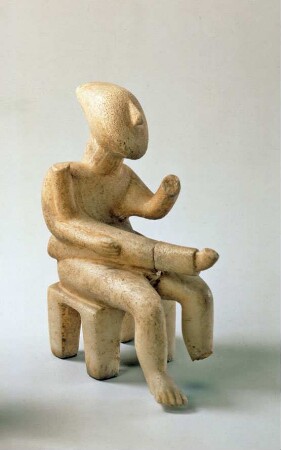Sitzender Harfenspieler