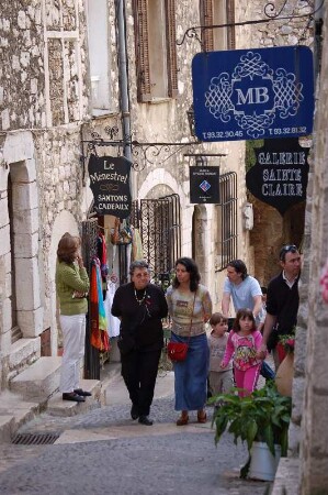 Altstadtgasse + Touristen, Kleinstadt St-Paul bei Nizza