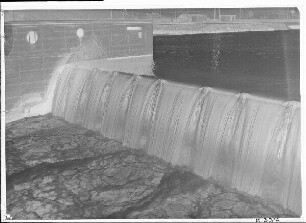 Staustufe Ottendorf. Wehr; Überfall im linken Wehrfeld bei Teilstauhöhe von NN + 213,70 m. Schweinfurter Pegel = 79 cm.