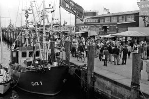 Cuxhaven: Hafen: Schiffsanlegestelle und Promenade