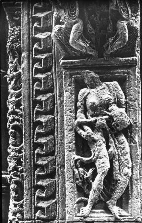Charlieu (Loire), Abteikirche St. Fortunat, Vorhalle, Nordportal, Pfeilerrelief, Luxuria