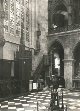 Aachen, Dom : Aachen. Dom. Chor nach Südwest mit Ambo (Kanzel)