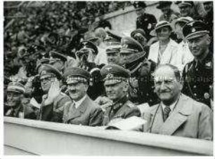 Adolf Hitler im Schwimmstadion bei den Olympischen Spiele 1936