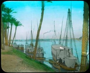 Kairo, Ägypten. Blick über den Nil mit Booten am Ufer