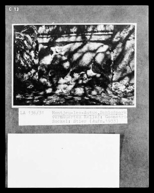 Sockel des Reliefs mit Darstellung eines Stiers