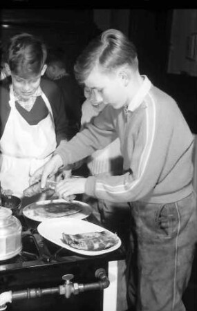Freiburg: Adelhauser Schule; Jungen lernen Kochen; Omelettes werden aufgelegt
