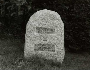 Gedenkstein für Warner Wolf (1924-1993, Gründer der Anlage Tuchmacherteich)