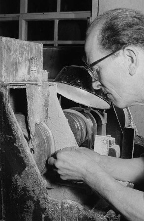Herr Zerfas, Edelsteinschleifermeister, schleift einen Rohling in der Werkstatt der Edelsteinschleifermeister Antes und Zerfas in der Harkortstraße in Form