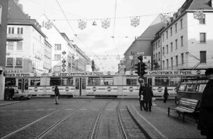 Freiburg: Neuer Zug überquert die Kaiser-Joseph-Straße