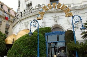 Nizza - Hotel Negresco : Restauranteingang des Luxus-Hotels Negresco an der Promenade des Anglais in Nizza. 2006