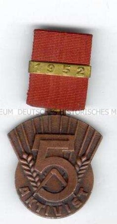 Medaille zum Ehrentitel "Aktivist des Fünfjahrplanes" mit Bandspange 1952
