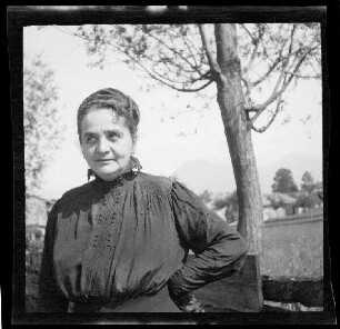 Gegend von Schliersee (Lkr. Miesbach): ältere Dame in scharzer Bluse, seltlich blickend (Hüftbild)