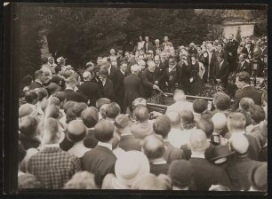 Trauergäste umringen den Sarg bei Hofmannsthals Beerdigung, während Bürgermeister Karl Seitz Erde in das Grab wirft