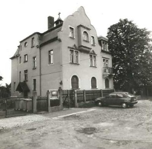 Dresden-Mickten, Homiliusstraße 15. Gemeindehaus Mickten der Emmauskirche Kaditz (um 1900). Straßenansicht von Nordosten
