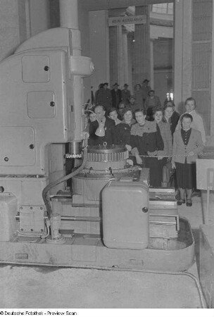 Besucher an einer Produktionsmaschine in der sowjetischen Ausstellungshalle (Sowjetischer Pavillon)