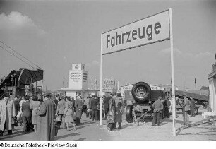 Besucher auf dem Ausstellungsgelände der Technischen Messe im Bereich "Fahrzeuge"